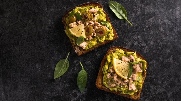 Хліб з консервованим тунцем і авокадо