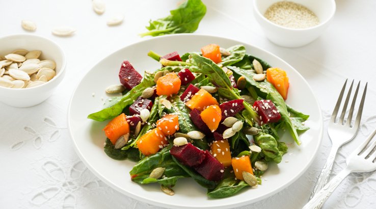 Вегетарианский салат со свеклой, тыквой и клюквой