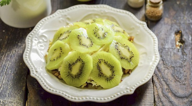 Салат з копченою куркою, ківі та овочами