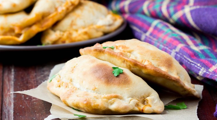 Кальцоне с мясом, ветчиной и сыром: рецепт