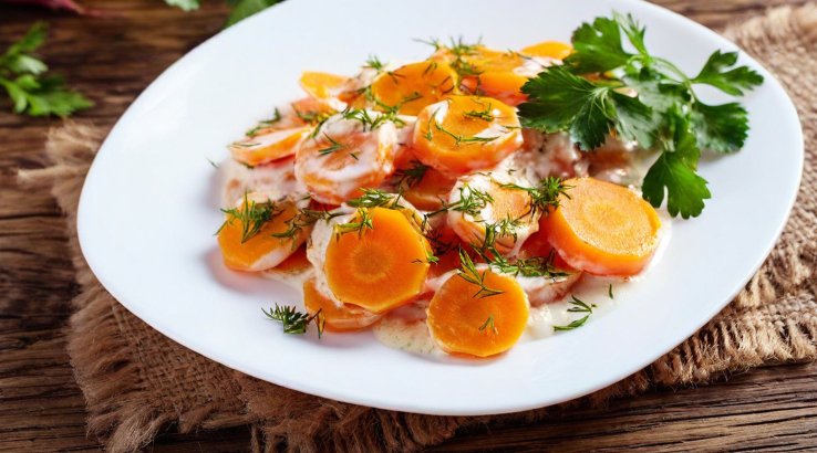 Морква в сметанному соусі