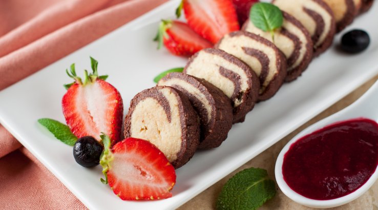 Солодкий двоколірний рулет