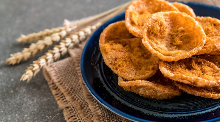 Тарілка з печивом на лляній серветці з колоском