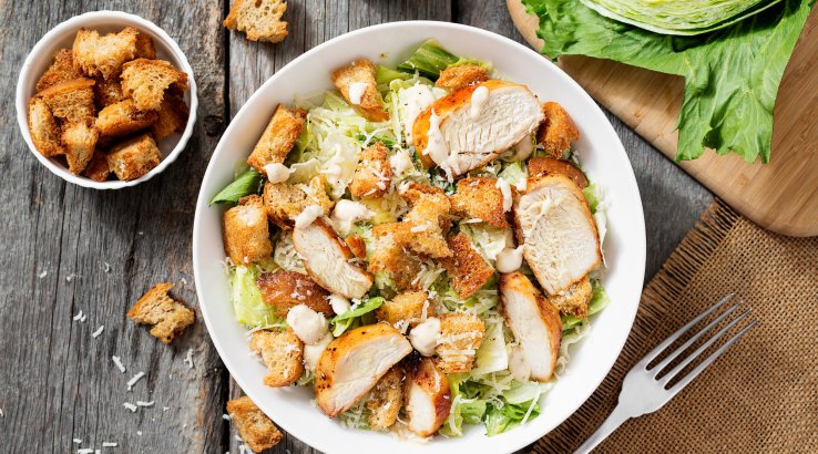 Салат "Цезарь" с копченой курятиной