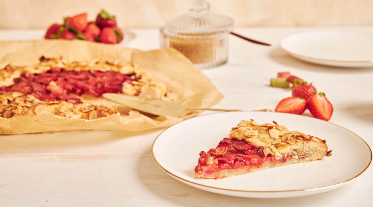 Галета з ревенем і полуницею