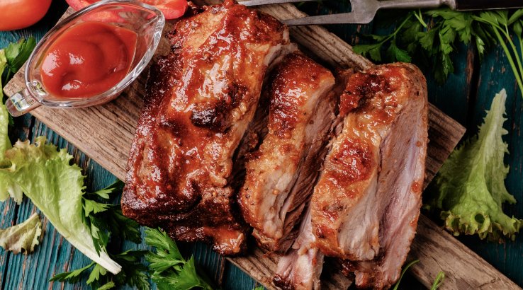 Свинячі реберця з овочами на грилі