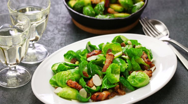салат из брюссельской капусты с беконом и орехами