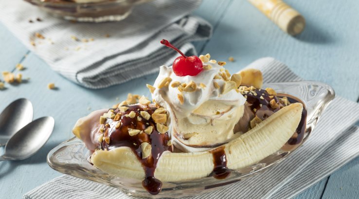 Банановый сплит с ягодами