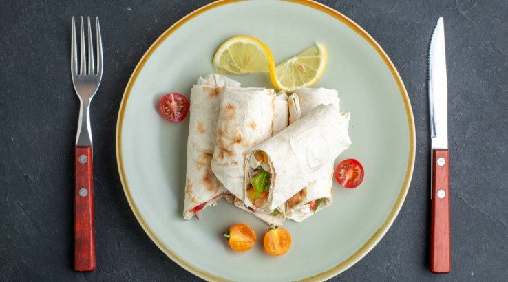 Бурито з курячою грудкою, помідорами і перцем