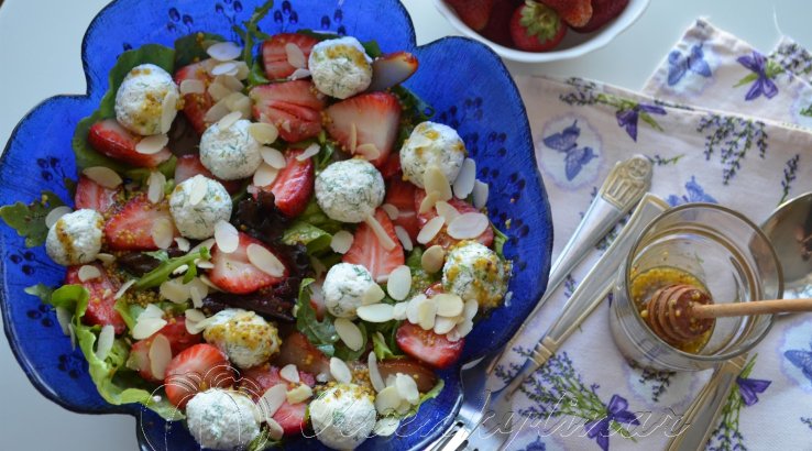 Салат з полуницею та сирними кульками