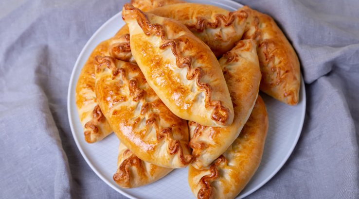 Пиріжки з бананово-сирною начинкою