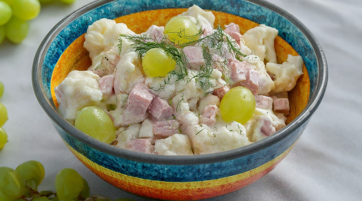 Салат з ковбасою, виноградом і цвітною капустою