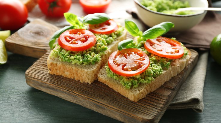 Тост з авокадо і помідорами