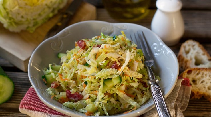 Салат з пекінської капусти, ковбаси та сухариків