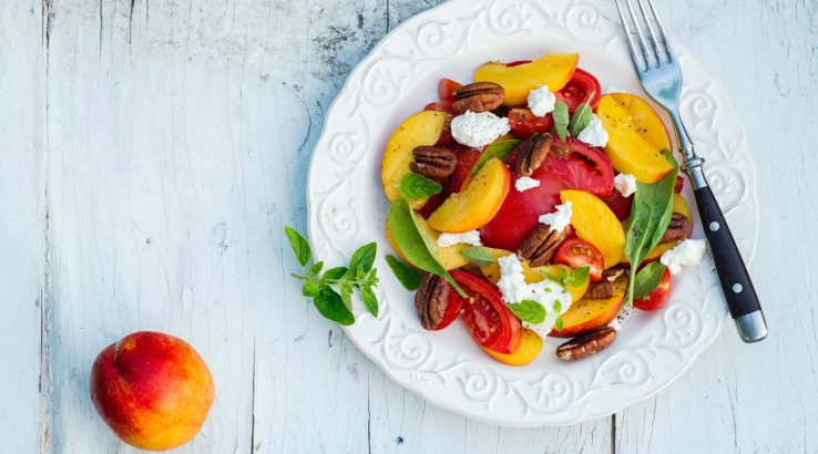 салат з персиками та базиліком