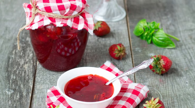 Полуничне варення з базиліком