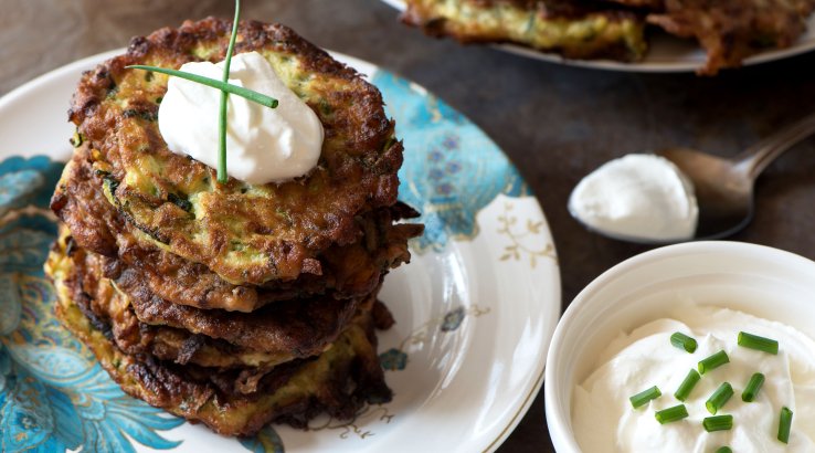 Кабачкові оладки з фіолетовою капустою