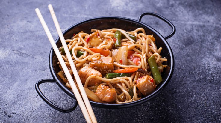 Удон з куркою та овочами