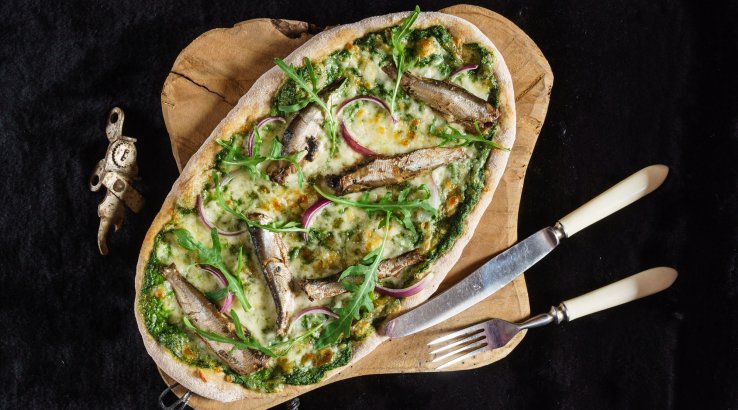 Піца зі шпротами і яйцями