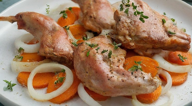 Кролик запечений з овочами і травами