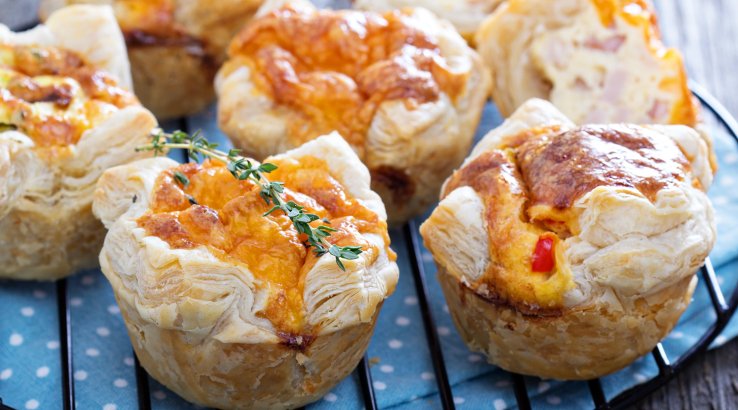 Кошики з листкового тіста з шинкою