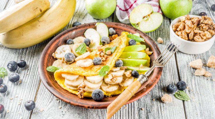 Солодкий омлет з фруктами