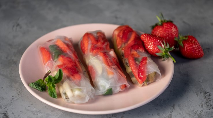 Спринг-роли з полуницею і яблуком