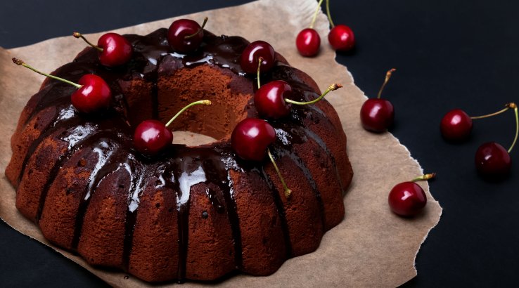 Пісний шоколадний кекс з вишнею
