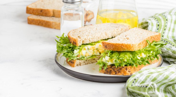 Сендвіч з яйцем і листям салату