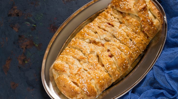 Швидкий пиріг з куркою, сиром і шпинатом із готового тіста