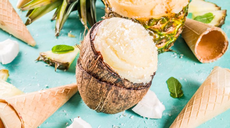 Сорбет в кокосовій скарлупі