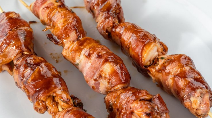 Курячі шашлики в беконі