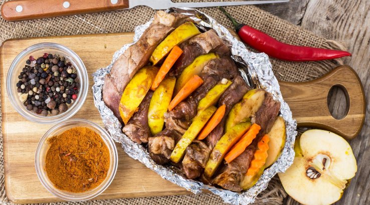 Запечена свинина з айвою