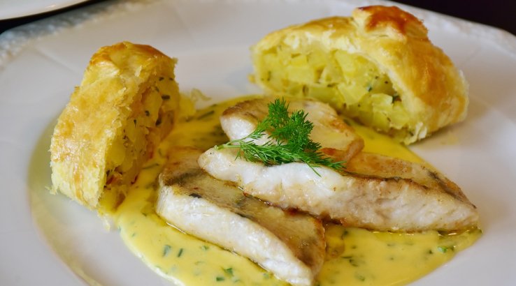 Судак під сметанним соусом