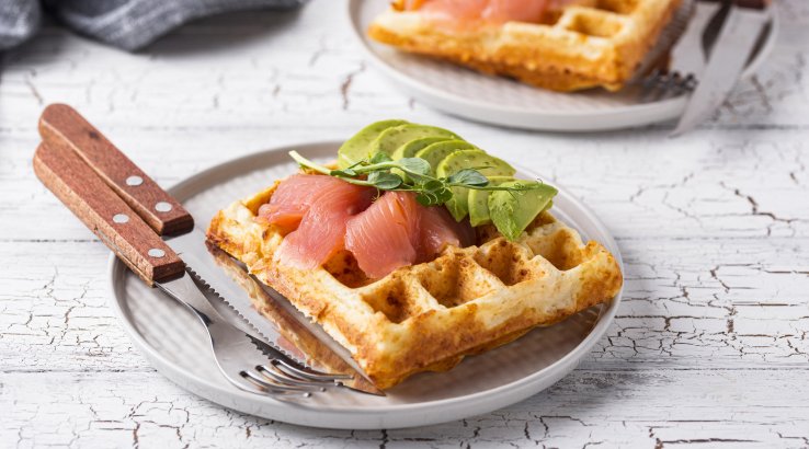 Вафли с лососем и авокадо