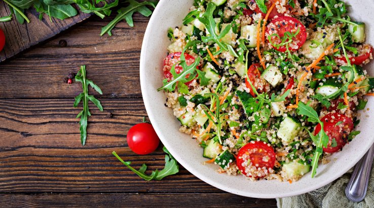 Салат з кіноа, овочами і руколою