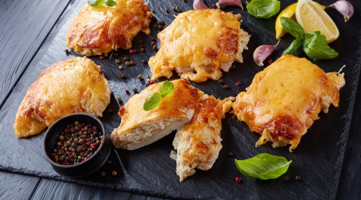 Свинячі відбивні під картопляною шубою