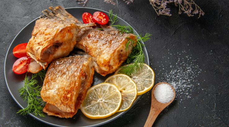 Жареная рыба с овощами