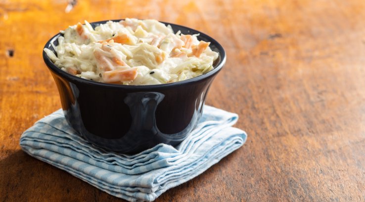 Салат з молодою капустою і беконом