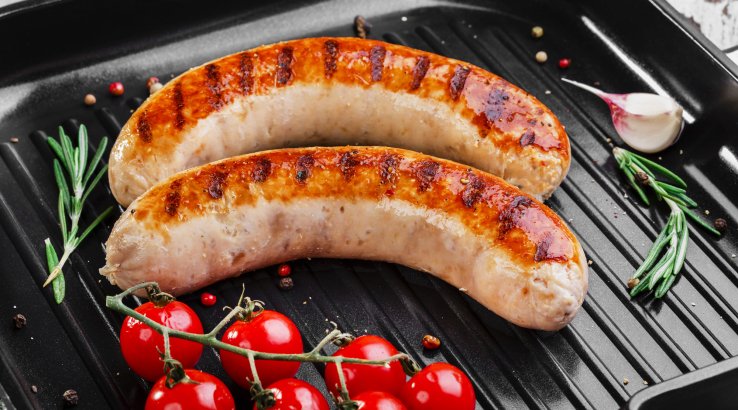 Ковбаски на мангалі