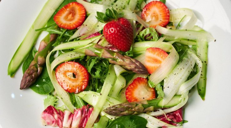 Салат зі свіжою спаржею та полуницею