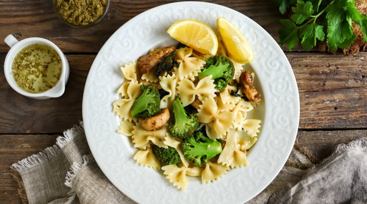 Фарфале з куркою і броколі