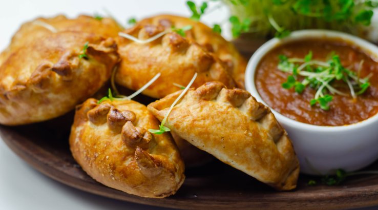 Корнуольські пиріжки з картоплею, ріпою і яловичиною