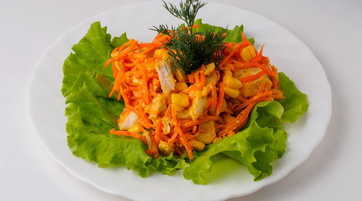 Салат з моркви, курки та кукурудзи