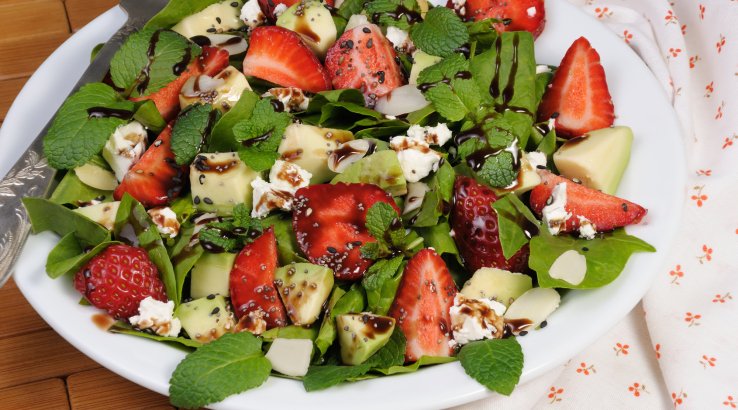 Салат з полуницею, бринзою та авокадо