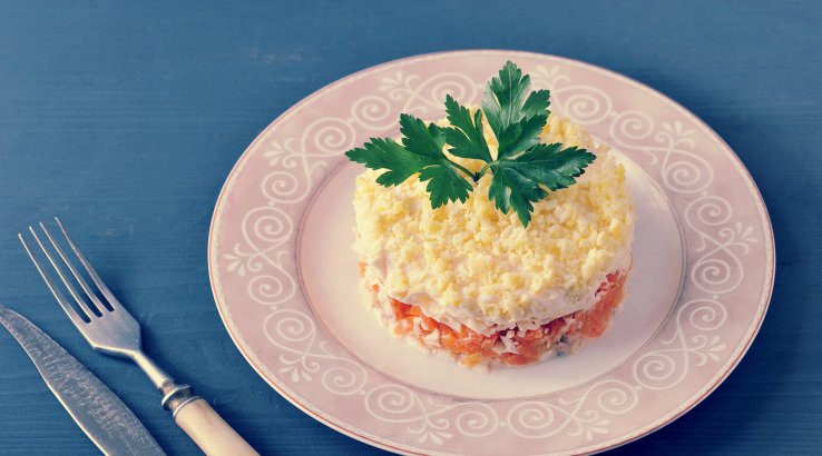 Святковий салат «Красуня» з куркою і твердим сиром