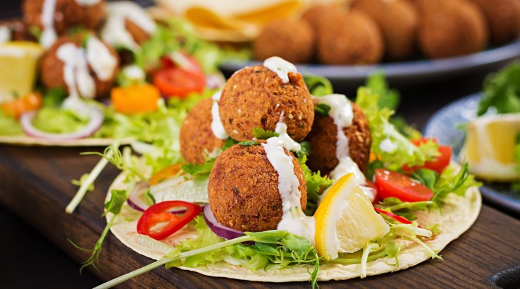 Фалафель із соусом на тортильї