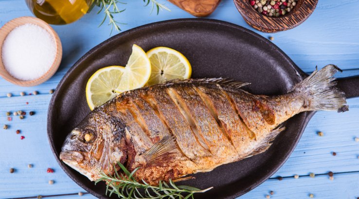 Дорадо на сковороді