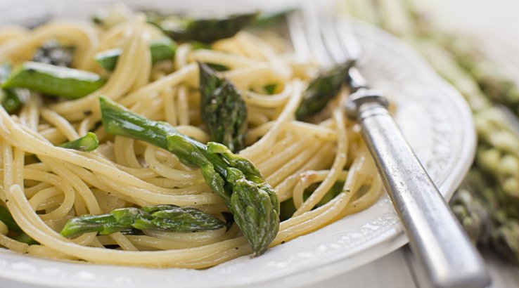 Паста зі спаржею, лимоном та пармезаном