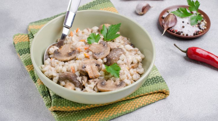 Перлова каша з м’ясом, грибами і овочами